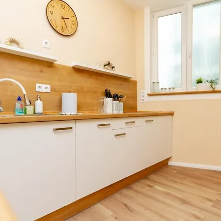 Window To The Fishermans Bastion W Ac By Nw Daire Budapeşte